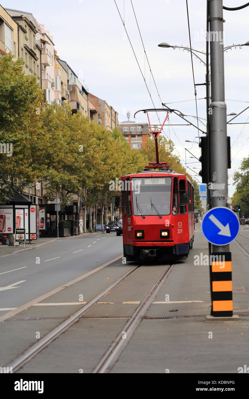 Rote Tatra KT4 Straßenbahn auf den Straßen von Belgrad, Serbien Stockfoto