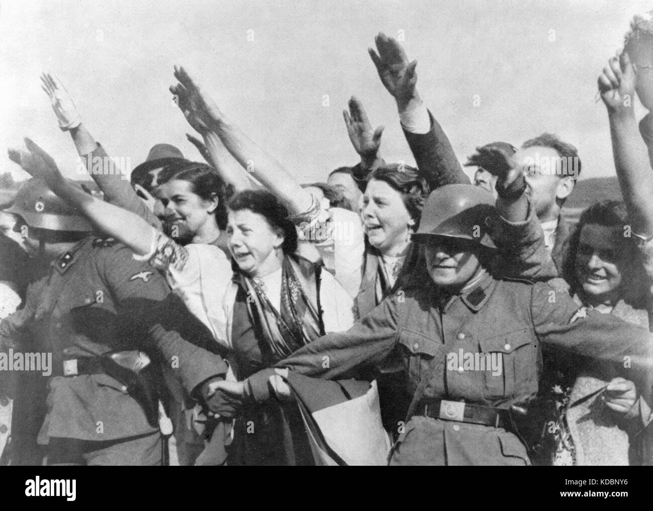 Sudetendeutsche Frauen begrüßen die deutsche Armee 1938 im Sudetenland. Sudetenland (Teil der Tschechoslowakei) wurde zwischen dem 1. Oktober und 10. Oktober 1938 nach Deutschland abgesetzt. Stockfoto