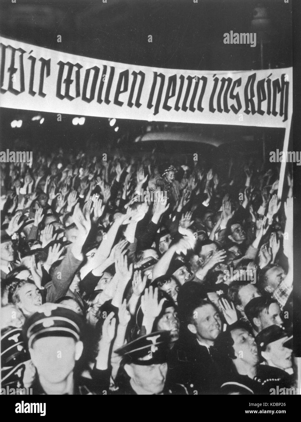 Die Tschechoslowakei, 1938, Menschen mit Banner mit Schreiben wir wollen heim ins Reich Sudetendeutsche Rallye im Sudetenland. Stockfoto
