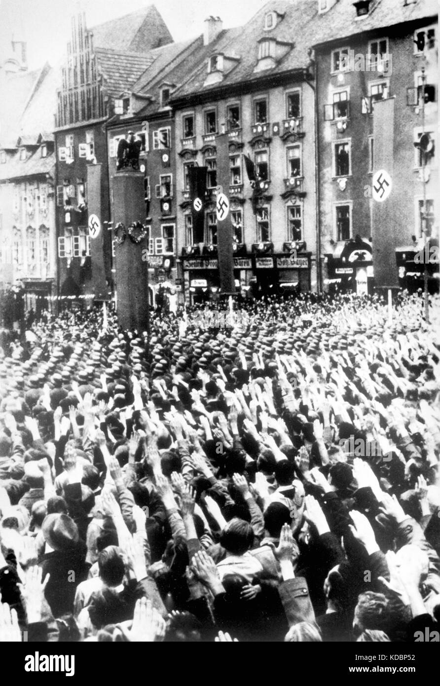 Sudetendeutschen Gesten auf einer Kundgebung in Cheb, in der Tschechoslowakei, dem Sudetenland, 1938. Stockfoto