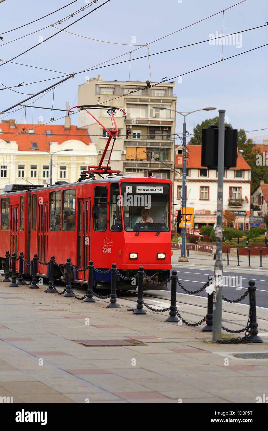 Rote Tatra KT4 Straßenbahn auf den Straßen von Belgrad, Serbien Stockfoto