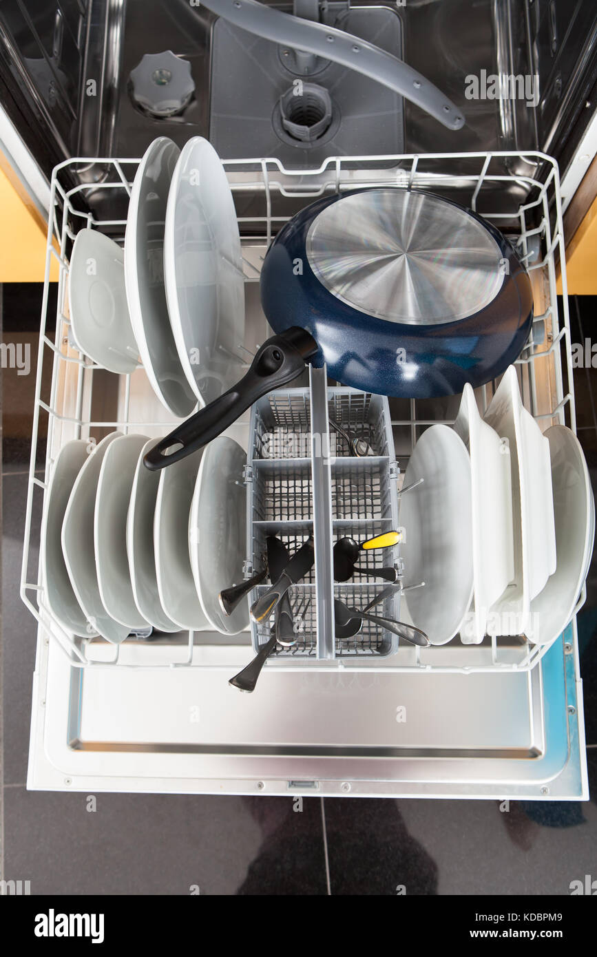 Hohe Betrachtungswinkel von Geschirr in der Spülmaschine Stockfoto