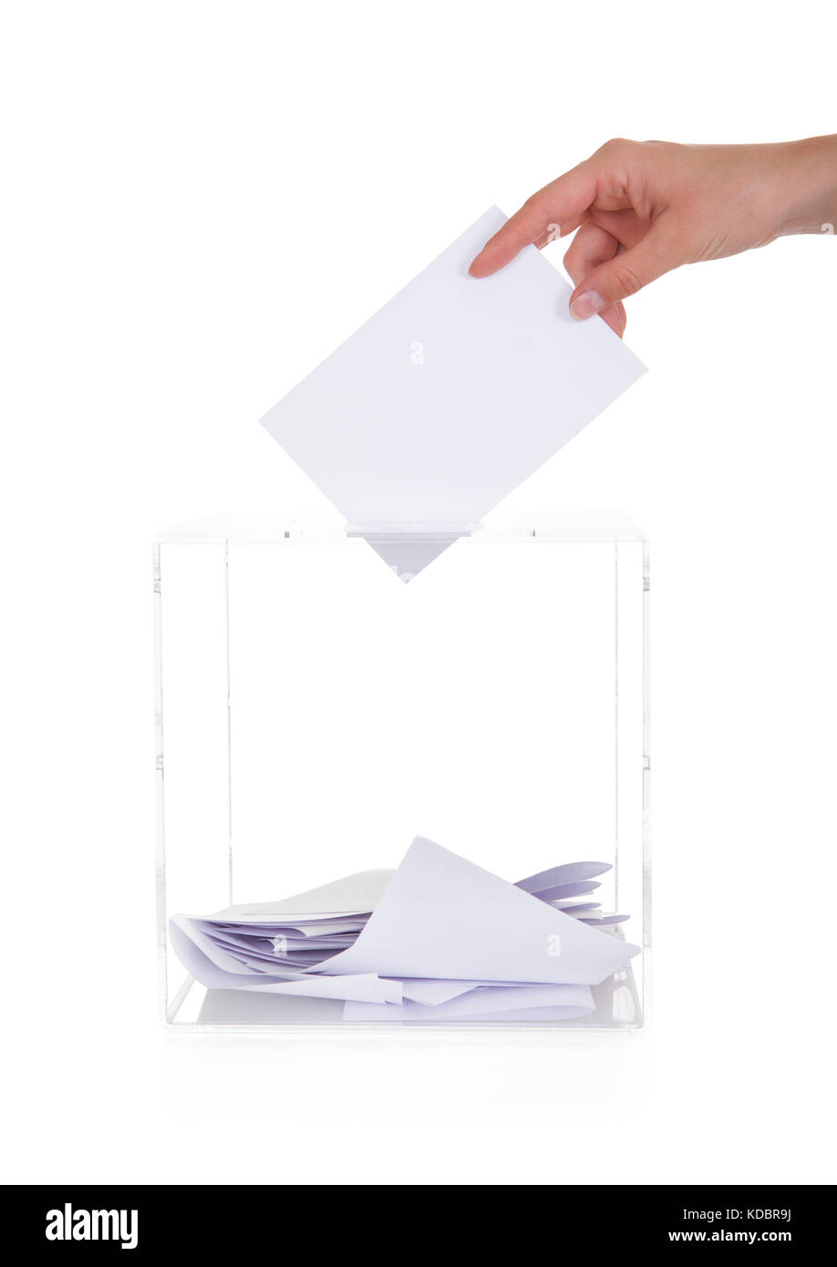 Nahaufnahme von Hand einfügen Stimmzettel in Feld mit weißem Hintergrund Stockfoto