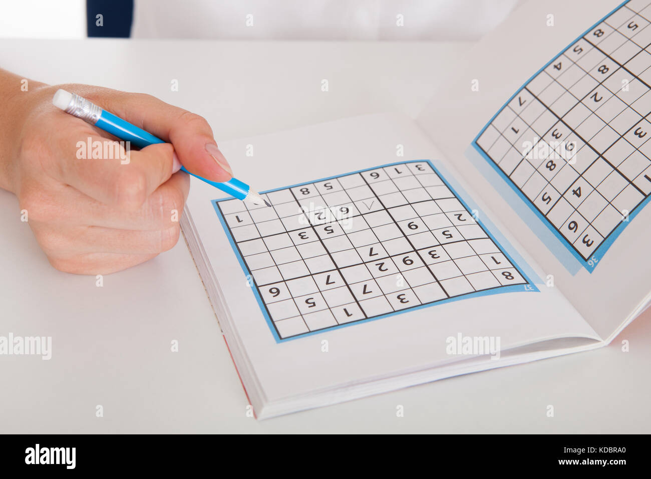 Nahaufnahme der jungen Frau Sudoku lösen Stockfoto