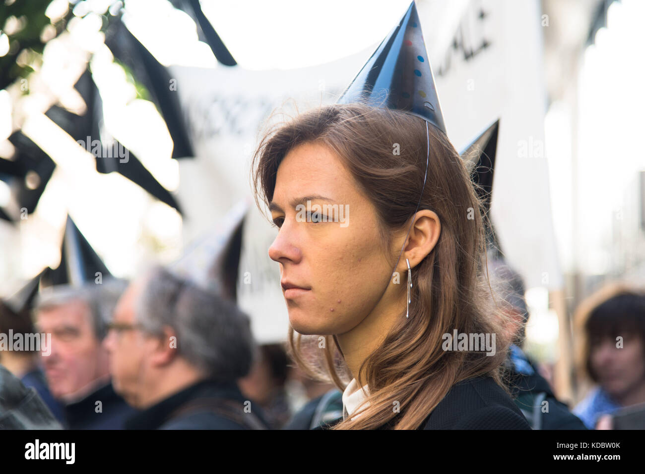 Brussel Belgien 12 Okt 2017 Ein Demonstrant Von Amnesty International In Schwarz An Der Turkischen Botschaft In Brussel Fur Die Geburtstagsparty Von Idil Eser Leiter Von Amnesty International Die Turkei Ihre Freiheit alamy