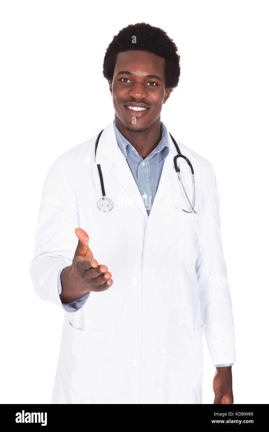 Porträt von glücklich afrikanischen Männlich Arzt streckte die Hand zu schütteln Over White Background Stockfoto