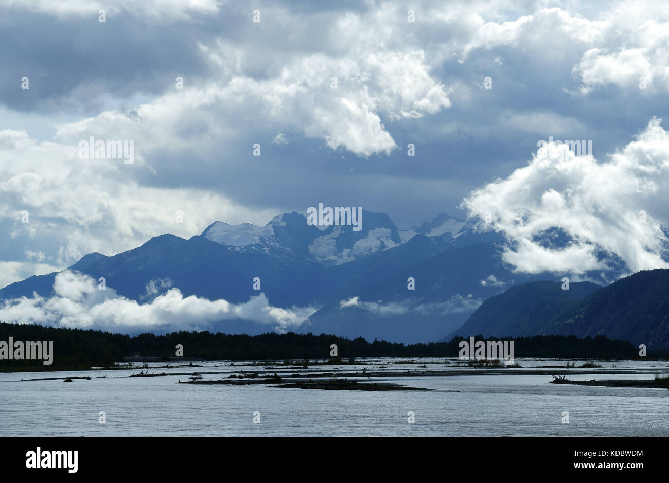 Chilkat River und an der Küste in den Bergen in der Nähe von Haines, Alaska Stockfoto
