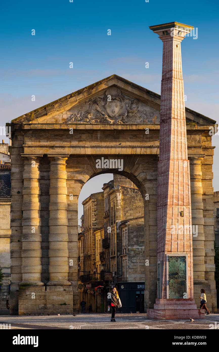 Obelisk und Porte d'Aquitaine ehemaliges Stadttor am Place de la Victoire, Bordeaux. Region Aquitaine, Departamento Gironde. Frankreich, Europa Stockfoto