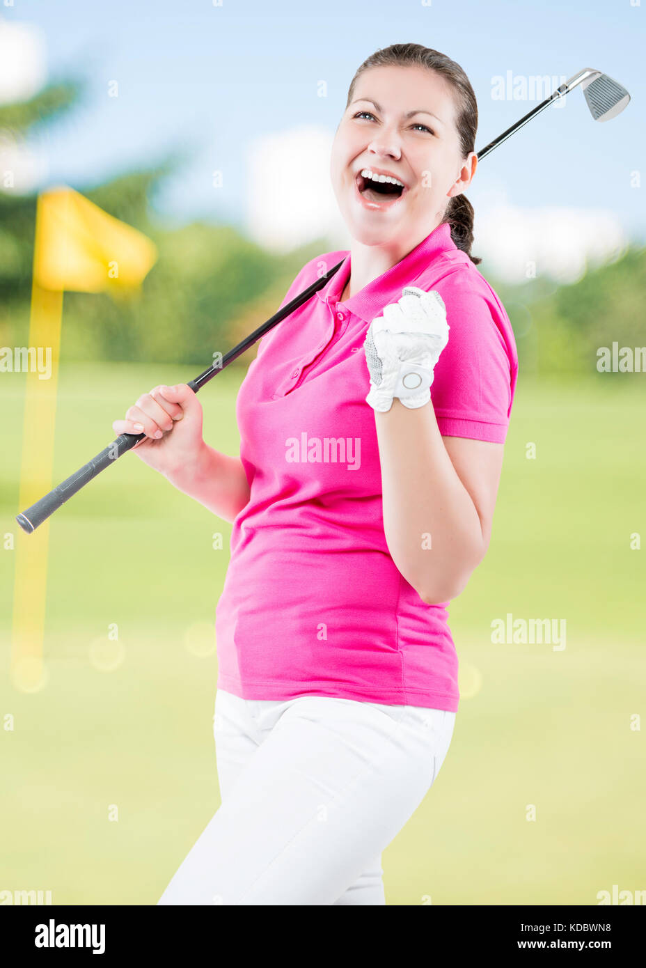 Happy Golfspieler jubelnden auf einem Hintergrund von Golfplätzen mit einem Golf Club Stockfoto