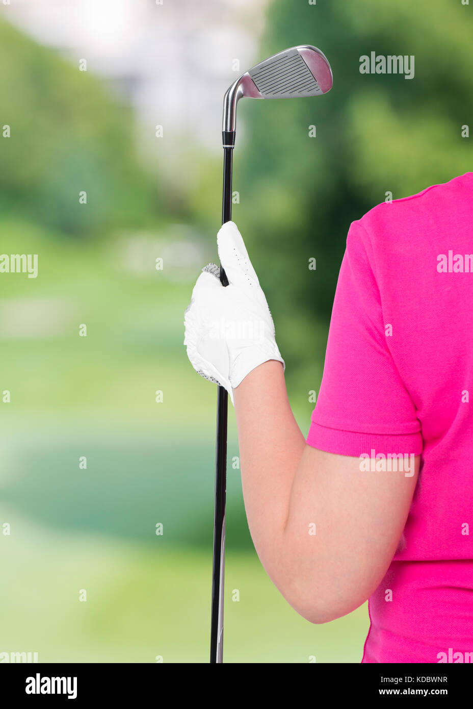 Vertikale Foto behandschuhten Hand mit einem Golf-Club und einen Platz auf der linken Seite Stockfoto