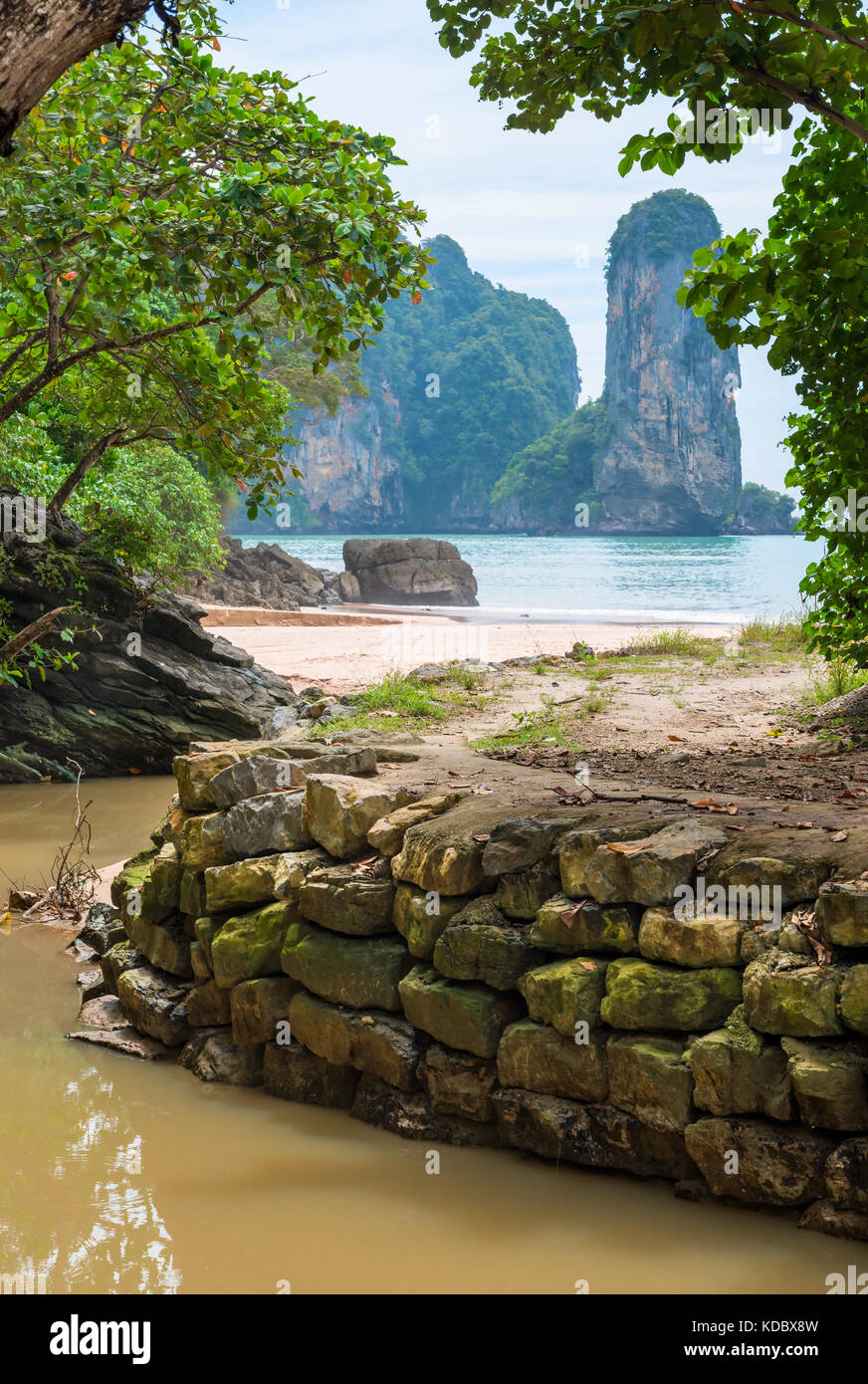 Der Ort, wo der Fluß ins Meer fließt, die Landschaft in Thailand gedreht wird Stockfoto
