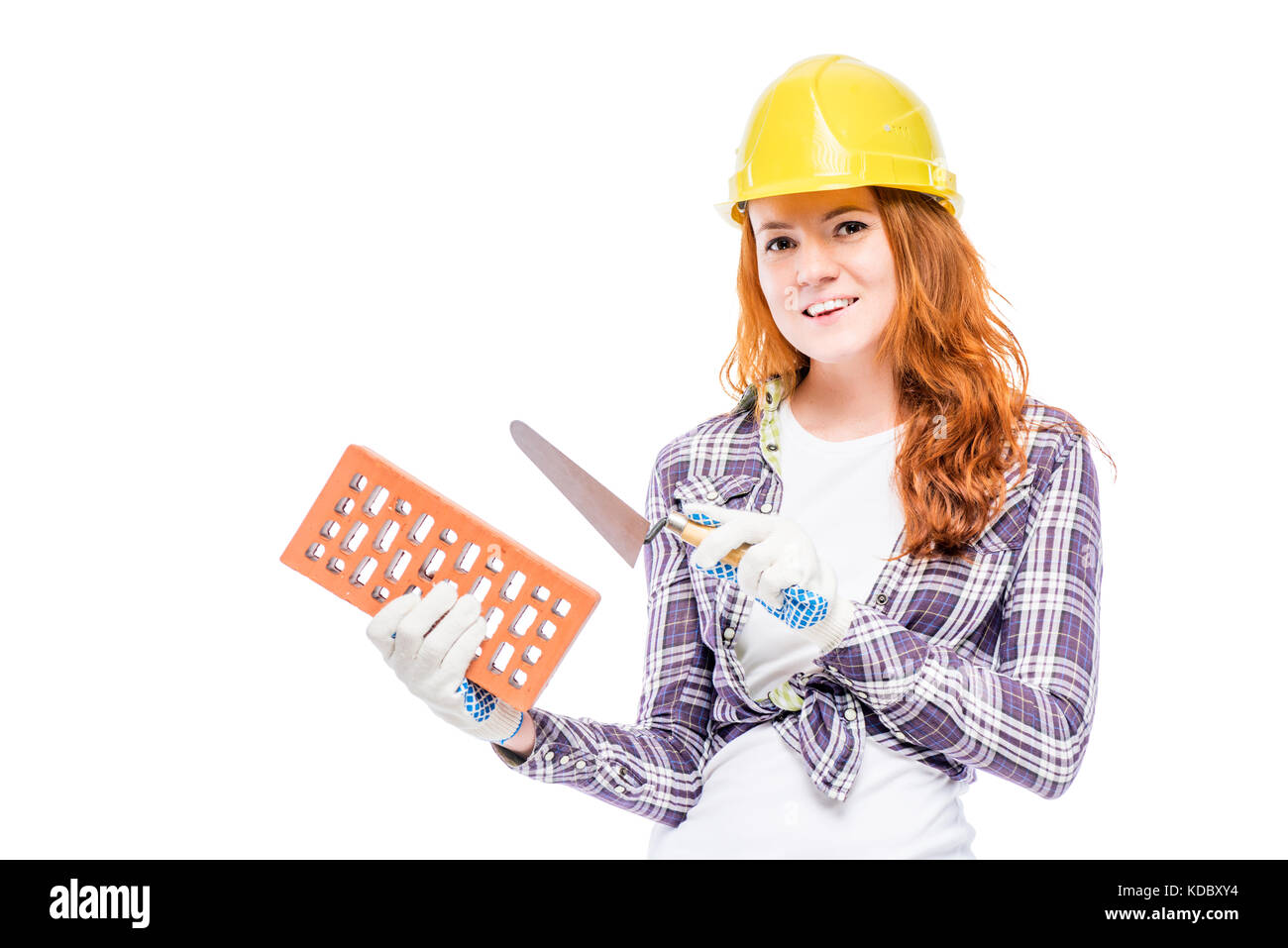 Mädchen in einem gelben Schutzhelm mit einem backsteingebäude Builder auf weißem Hintergrund Stockfoto