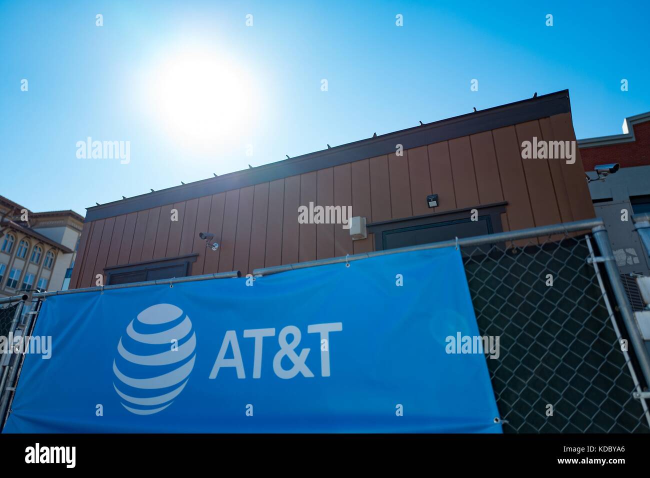 Zeichen auf Zaun für Telekommunikationsunternehmen att, durch direktes Sonnenlicht beleuchtet, in der Innenstadt von Berkeley, Kalifornien, 6. Oktober 2017. () Stockfoto