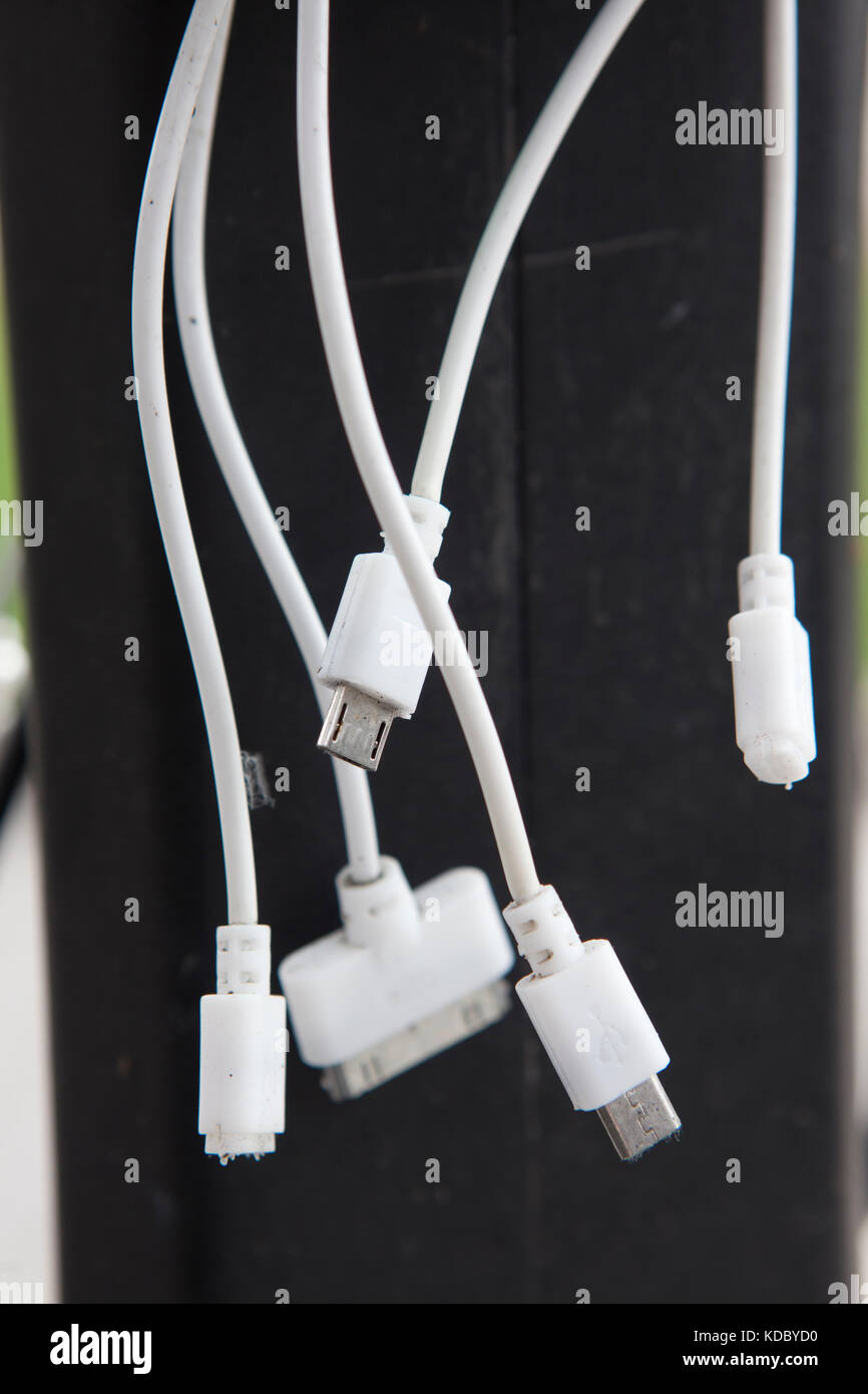 Belfast City Hall gründen 6. Oktober 2017. Verschiedene USB-Ladestecker Electromic Typen hängen nach unten Stockfoto