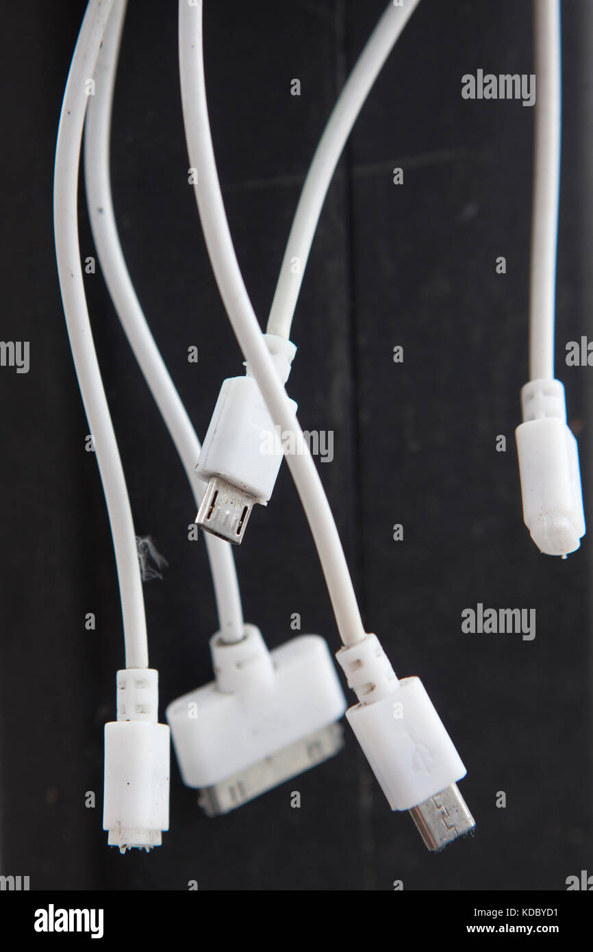 Belfast City Hall gründen 6. Oktober 2017. Verschiedene USB-elektronische Arten Ladestecker hängen nach unten Stockfoto