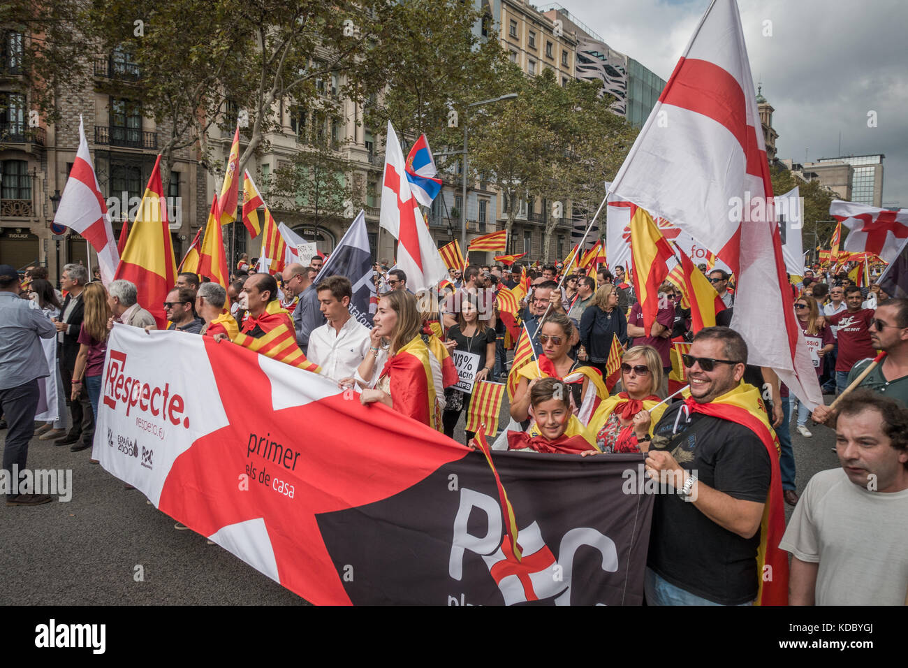 Demonstranten von Plataforma x Catalunya, die während des Protests gegen die katalanische Unabhängigkeitsbewegung in Barcelona, Spanien, am 12. Oktober 2017 spanische Flaggen und katalanische Flaggen schwenkten. Stockfoto