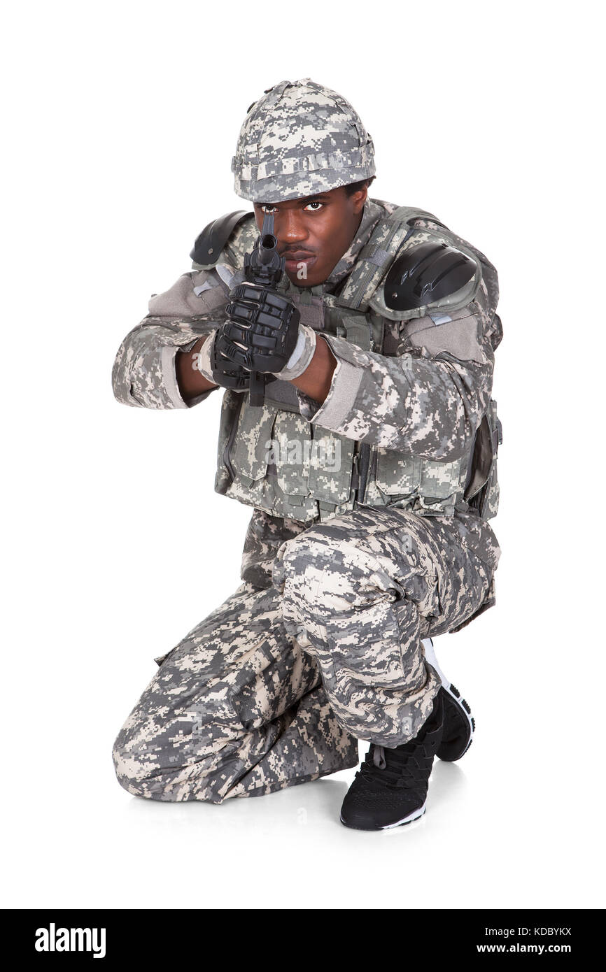 Porträt einer männlichen afrikanischen Soldaten mit Gewehr auf weißem Hintergrund Stockfoto