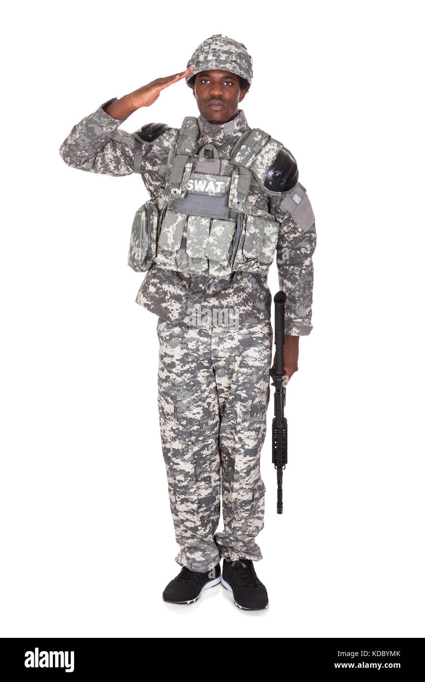 Portrait von afro-amerikanischen Armee Soldat salutierte auf weißem Hintergrund Stockfoto