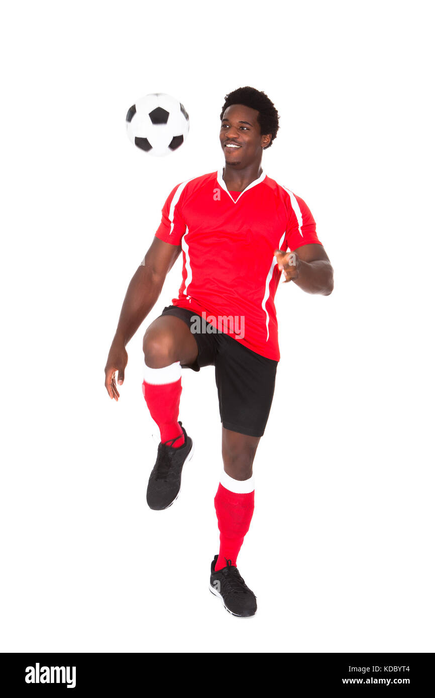 Portrait der afrikanischen Fußball-Spieler kicken Fußball auf weißem Hintergrund Stockfoto