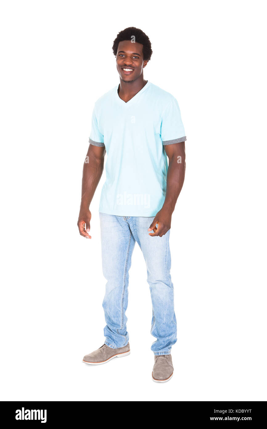 Portrait von Casual jungen afrikanischen Mann über weißem Hintergrund Stockfoto