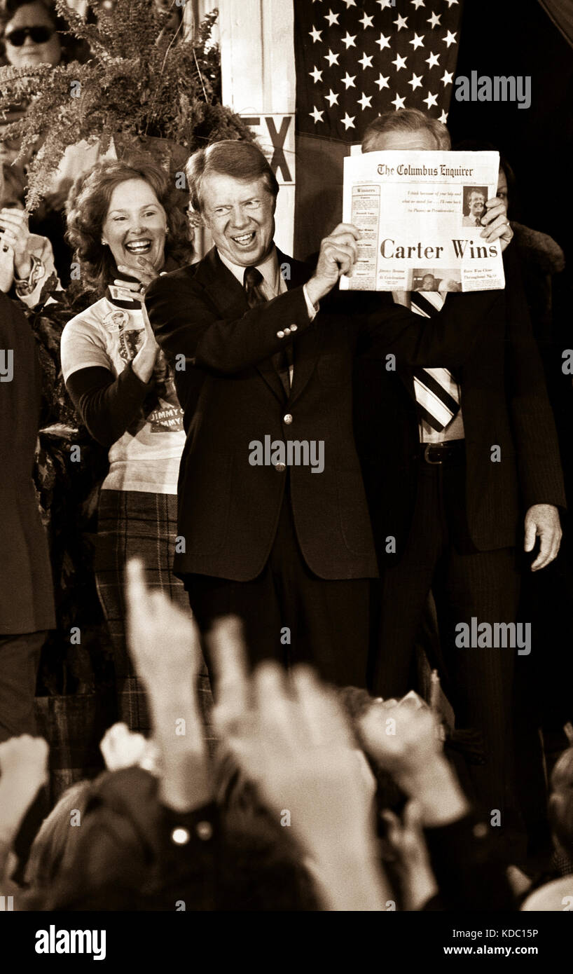 Carter Cousine Betty Pope reagiert, als der designierte Präsident Jimmy Carter eine Zeitung mit der Schlagzeile - Carter gewinnt - hält, während er mit der Menge feiert. Stockfoto