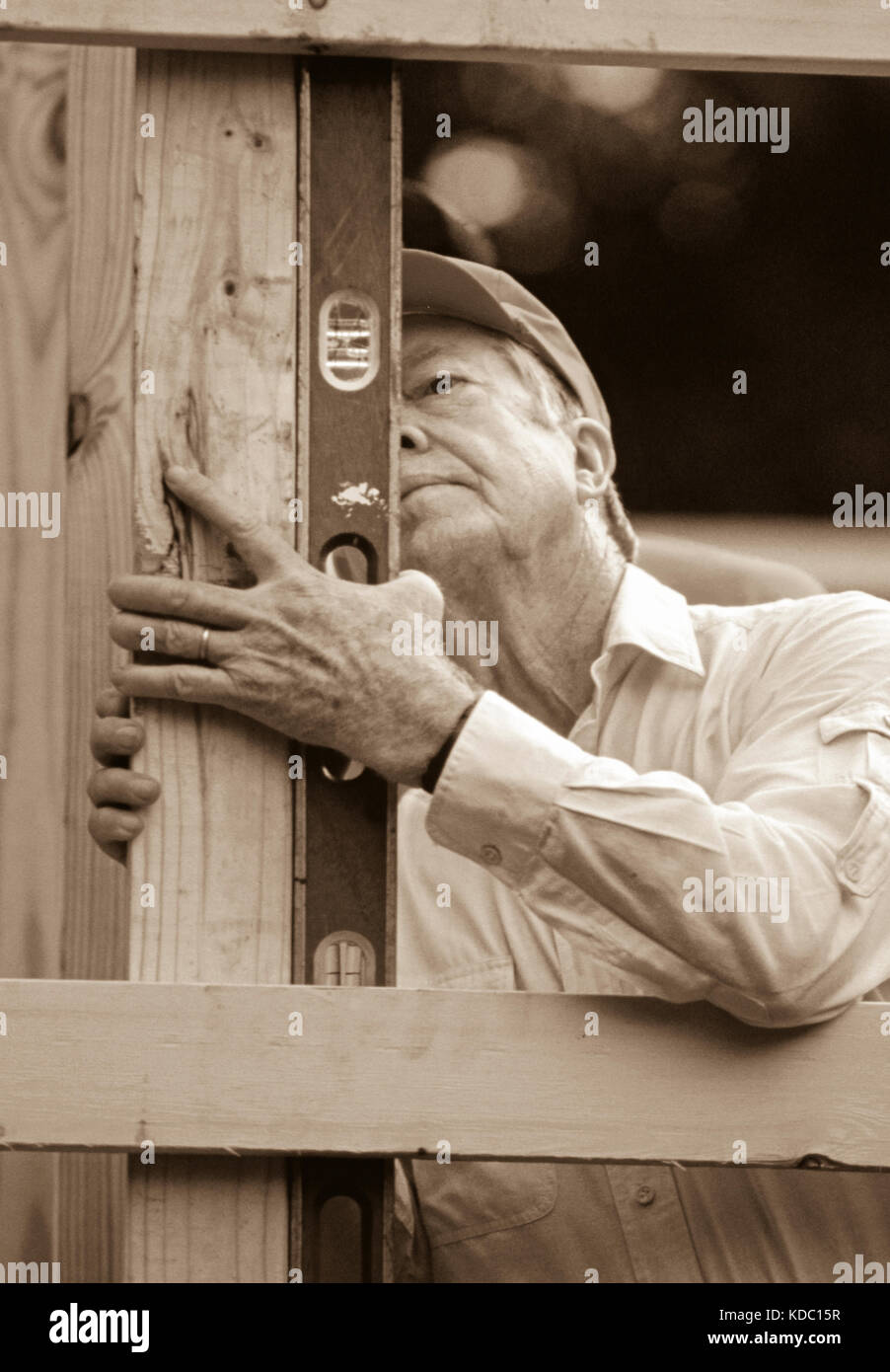 Der ehemalige Präsident Jimmy Carter arbeitet auf Lebensraum für die Menschheit Haus in Atlanta, Georgia. Carter ist ein Gründenbrettmitglied und eine weltweite Botschafter fo Stockfoto