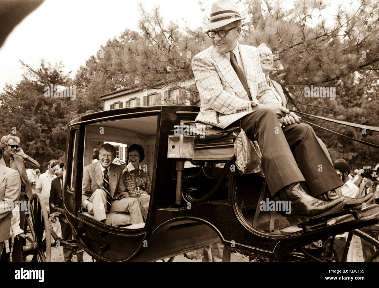 Anlässlich der zweihundertjährigen US-Feier am 4. Juli 1976 haben der Kandidat Jimmy Carter und seine Frau Rosalynn Und Tochter, Amy, fahren in einem Wagen aus den 1850er Jahren. Stockfoto