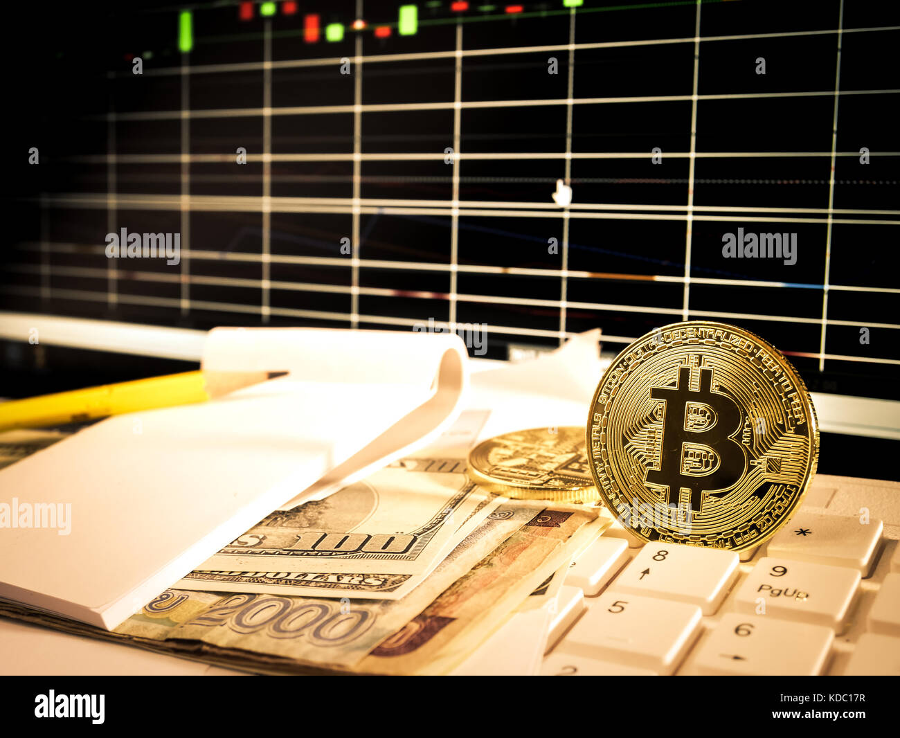 Golden bitcoin mit Banknoten- und Börse Chart auf Monitor konzeptionelle für Crypto Währung Hintergrund Stockfoto