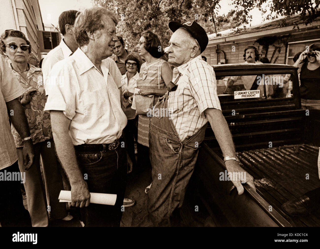 Der demokratische Präsidentschaftskandidat Jimmy Carter entscheidet über die Wahl eines Bauern auf dem Land. Stockfoto