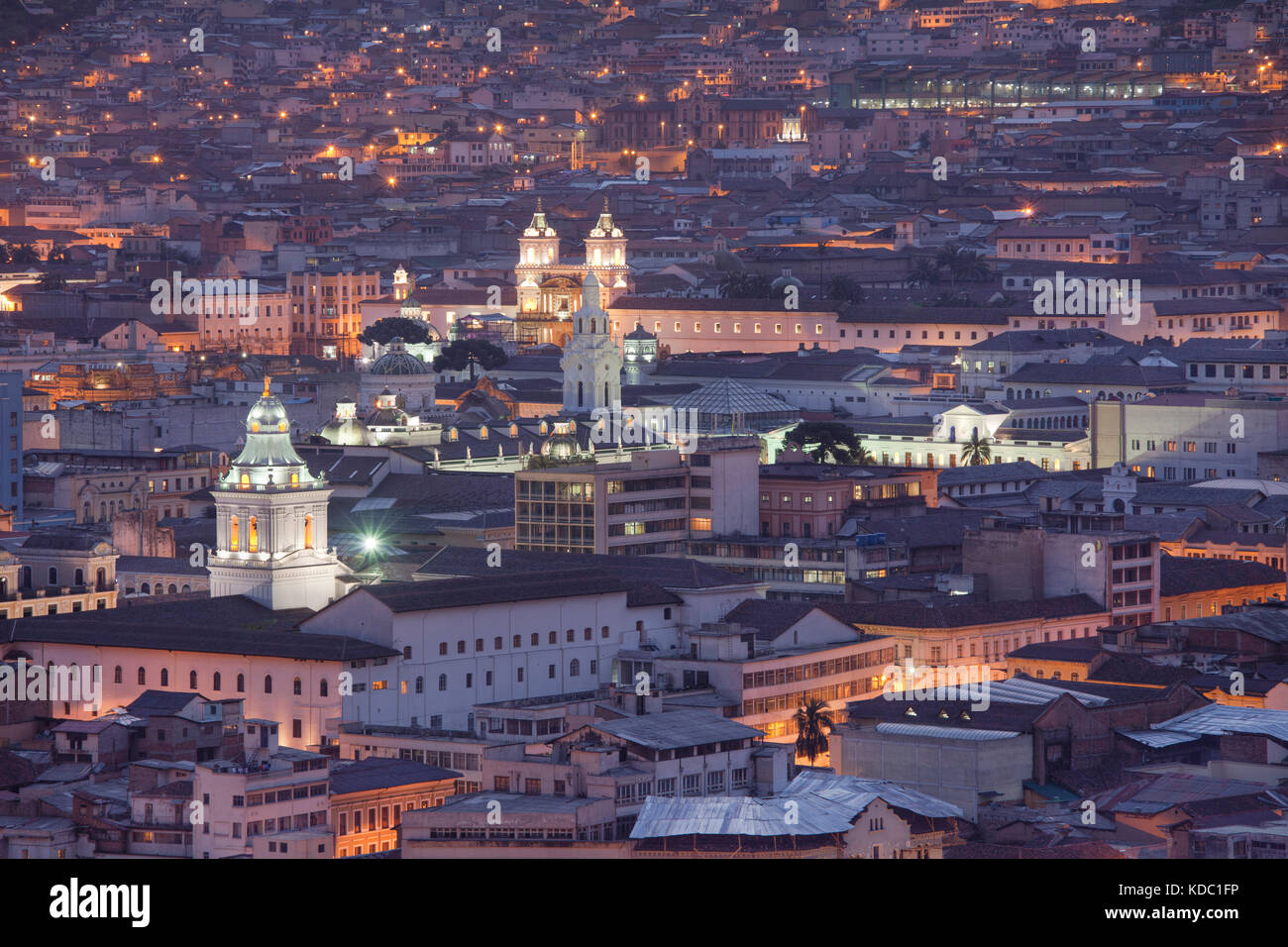 Quito, Ecuador in der Dämmerung leuchtet Stockfoto