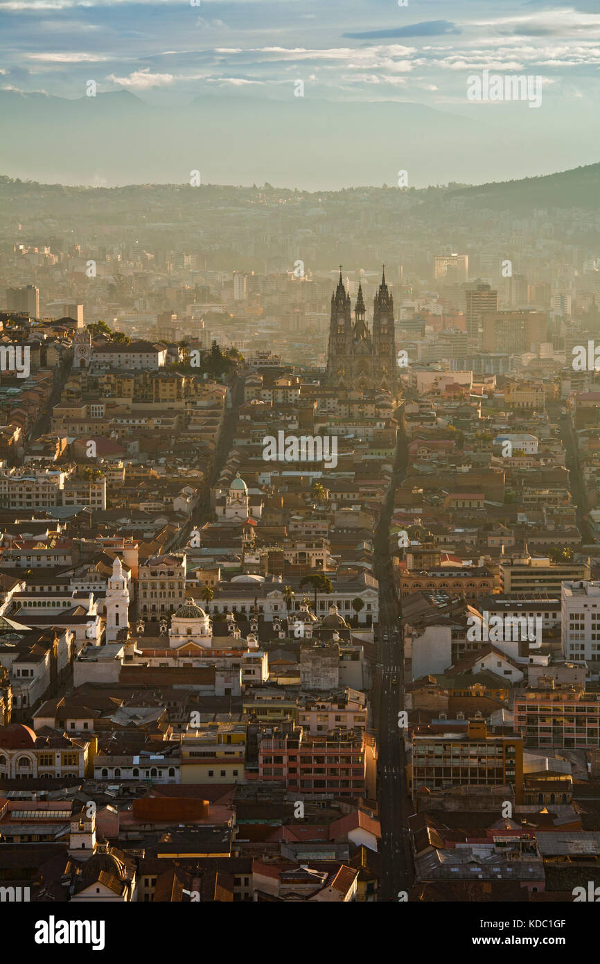 Basilika del voto Nacional, Quito, Ecuador bei Sonnenaufgang Stockfoto