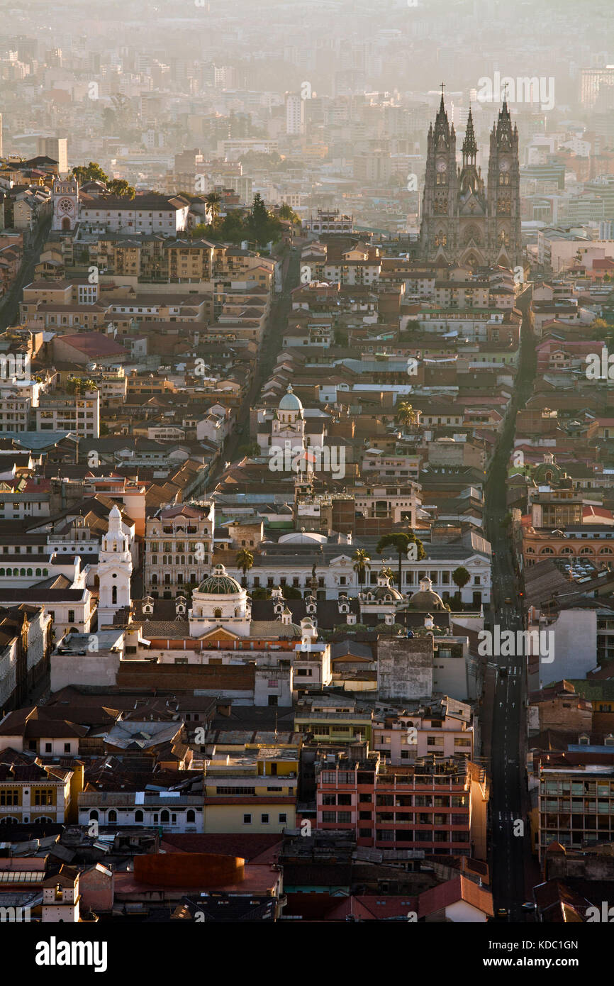 Basilika del voto Nacional, Quito, Ecuador bei Sonnenaufgang Stockfoto