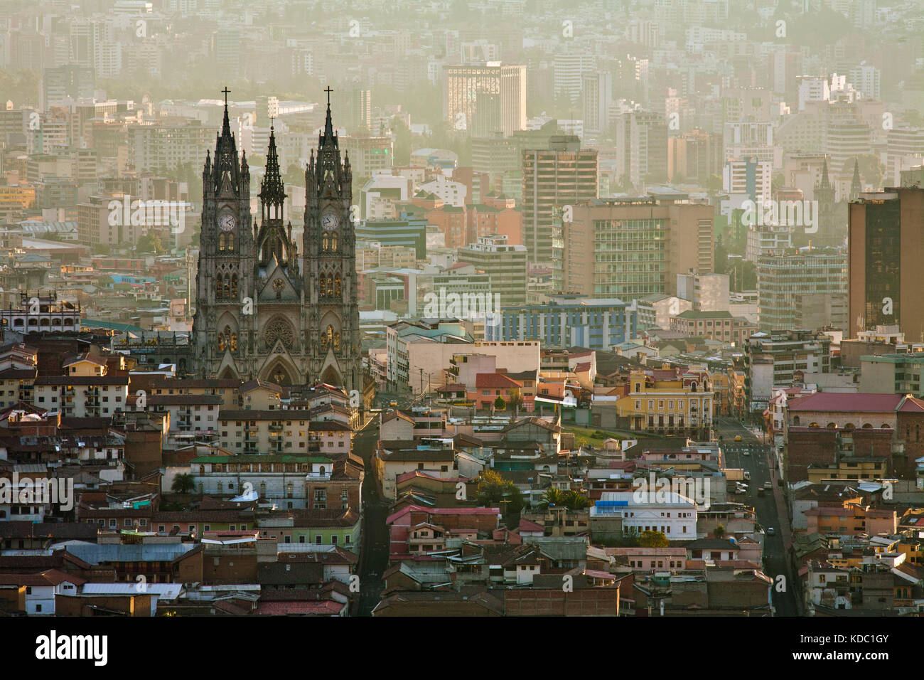 Basilika del voto Nacional, Quito, Ecuador bei Sonnenaufgang Stockfoto