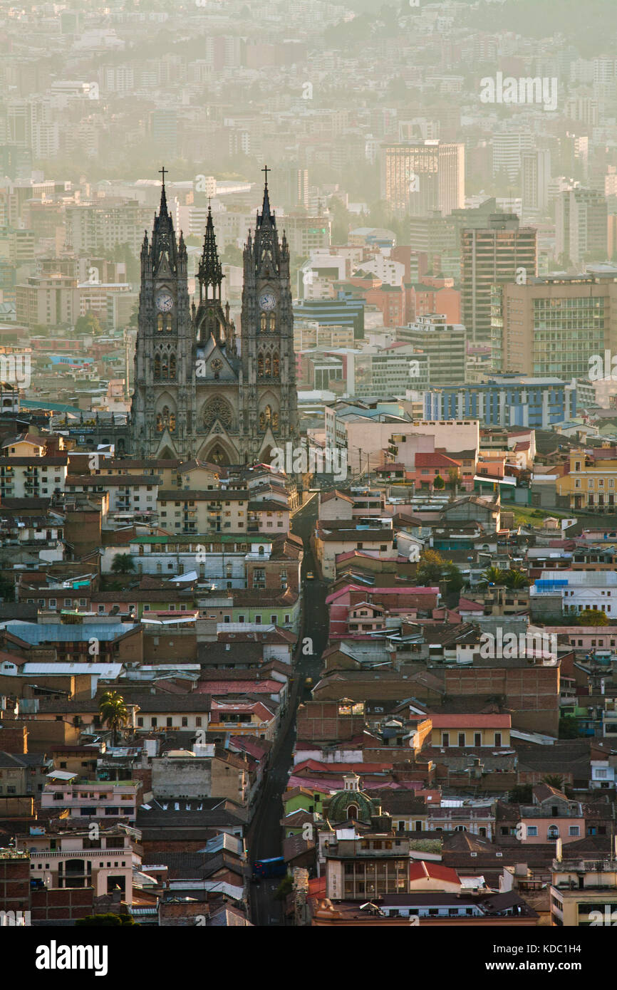 Basilika del voto Nacional, Quito, Ecuador bei Sonnenaufgang Stockfoto