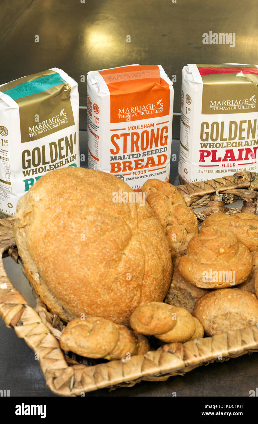 Brot backen - Mehl und Brot in einer Backküche, England Stockfoto