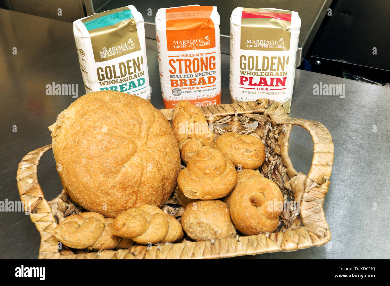 Brot - Mehl und Brot in einer Backküche, England Stockfoto