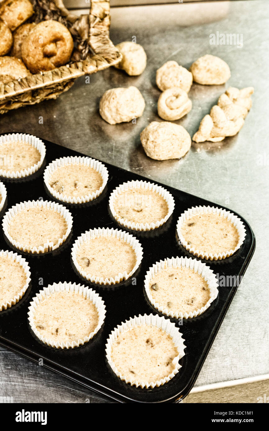 Bakery UK, - Brötchen, Teig und Muffins werden in einem Backblech hergestellt, UK Stockfoto
