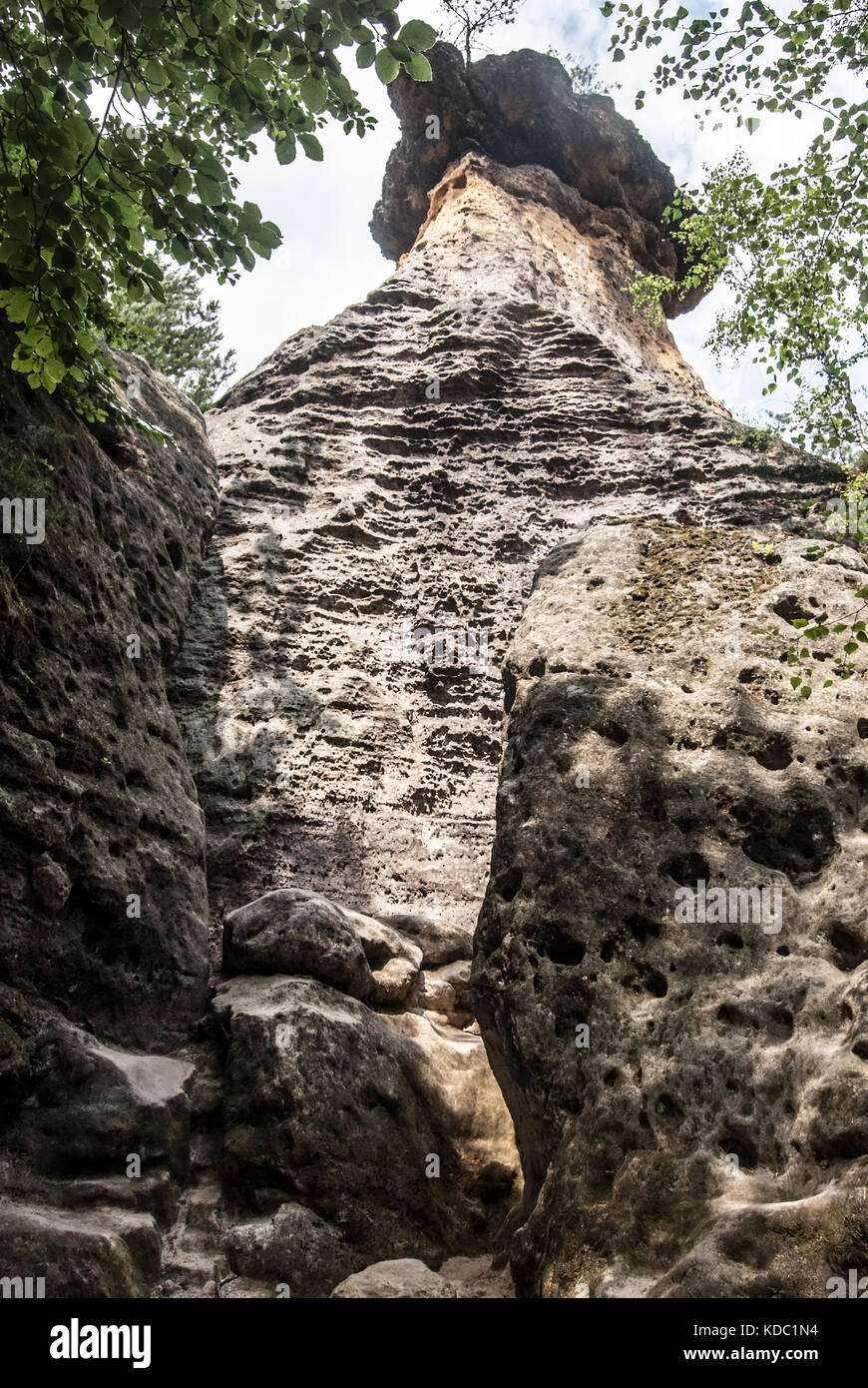 Bekannte Sandstein Felsen namens poklicky in der Nähe kokorin Schloss in landschaftsschutzgebietes kokorinsko in Zentralböhmen in der Tschechischen Republik Stockfoto