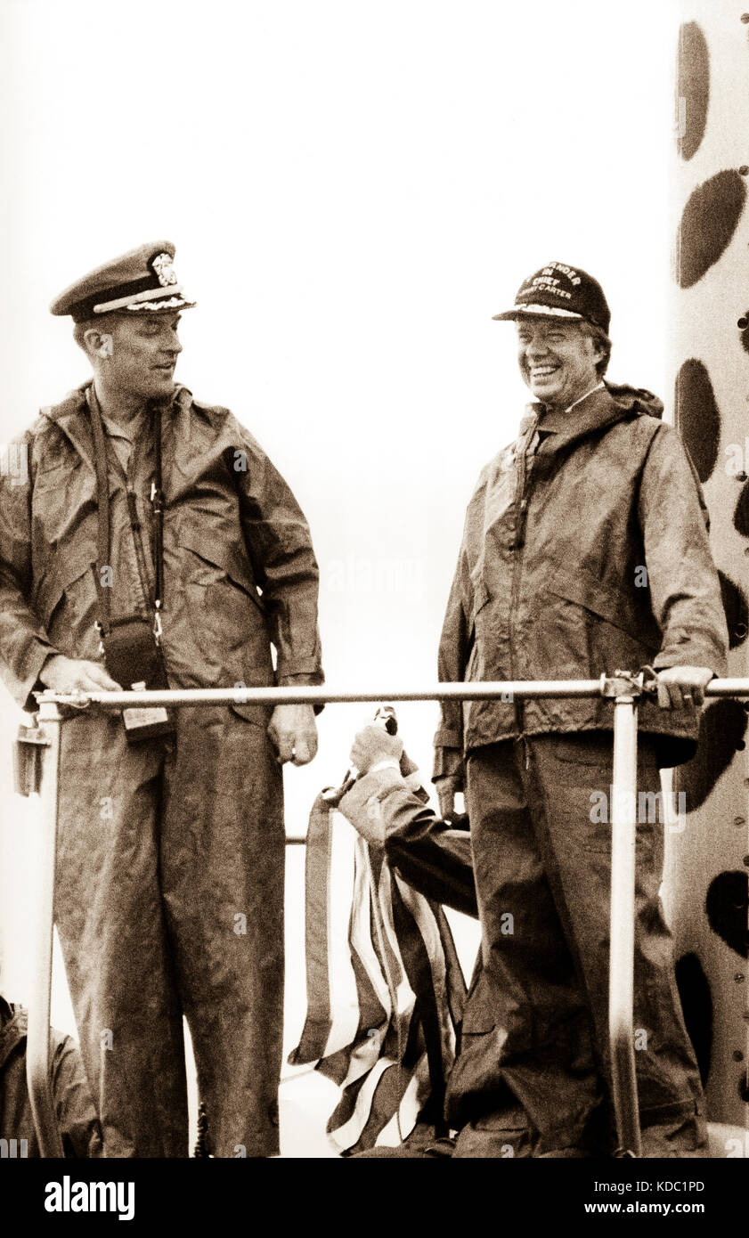 Präsident Jimmy Carter und Captain J. C. Christianson der US Navy an Bord der USS Los Angeles, kurz nachdem sie im Atlantischen Ozean aufgetaucht sind. Stockfoto