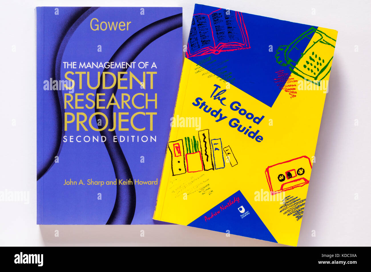 Die gute Studie Leitfaden, die von der Open University und der Verwaltung einer Studienarbeit Bücher auf weißem Hintergrund Stockfoto