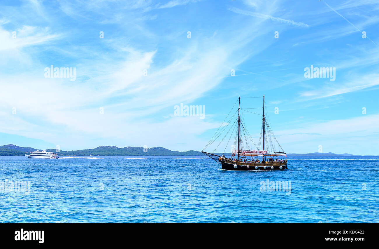 Schiff im Meer vor der Küste von Zadar, Kroatien. Stockfoto