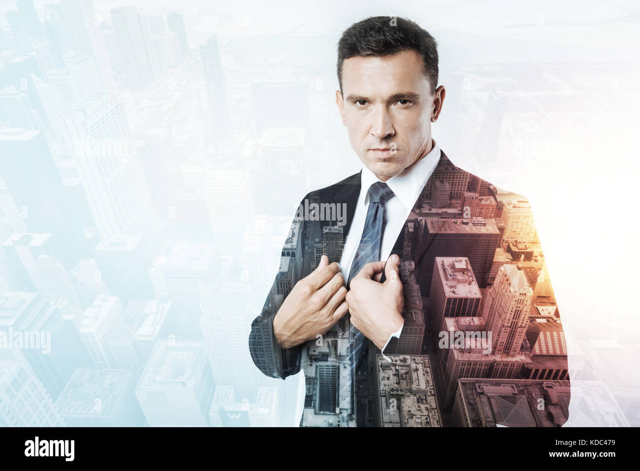 Elegante Mann in einem schwarzen Anzug stehen und runzelte die Stirn Stockfoto