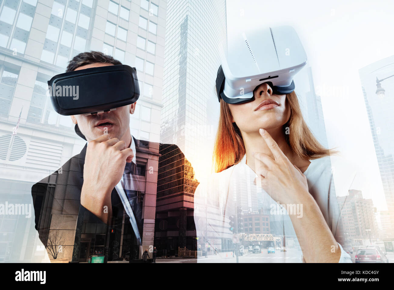 Nachdenklich Paar tragen Virtuelle Realität Gläser Stockfoto