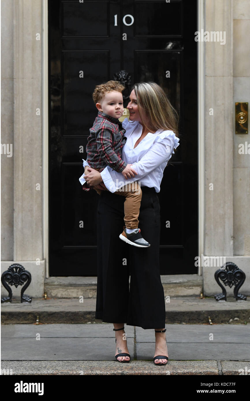 Yvonne MacHugh, Verlobte von Billy Irving und ihrem zweijährigen Sohn William, übergibt eine Petition an 10 Downing Street in London zusammen mit anderen Familienmitgliedern der Chennai Six, den sechs britischen Ex-Soldaten, die in Indien inhaftiert sind, und markiert vier Jahre seit ihrer ersten Verhaftung. Stockfoto