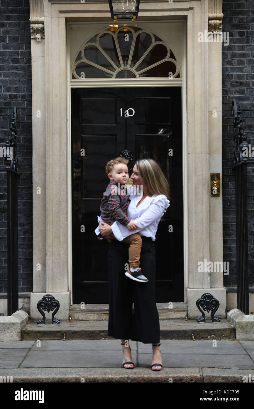 Yvonne MacHugh, Verlobte von Billy Irving und ihrem zweijährigen Sohn William, übergibt eine Petition an 10 Downing Street in London zusammen mit anderen Familienmitgliedern der Chennai Six, den sechs britischen Ex-Soldaten, die in Indien inhaftiert sind, und markiert vier Jahre seit ihrer ersten Verhaftung. Stockfoto