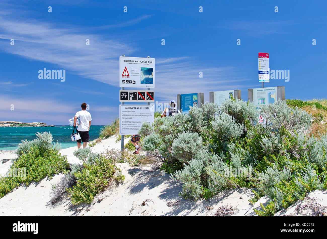 Touristen am Sandstrand an einem sonnigen Tag mit blauen Himmel, an Bord der Fähre warten Insel zu Pinguin Stockfoto