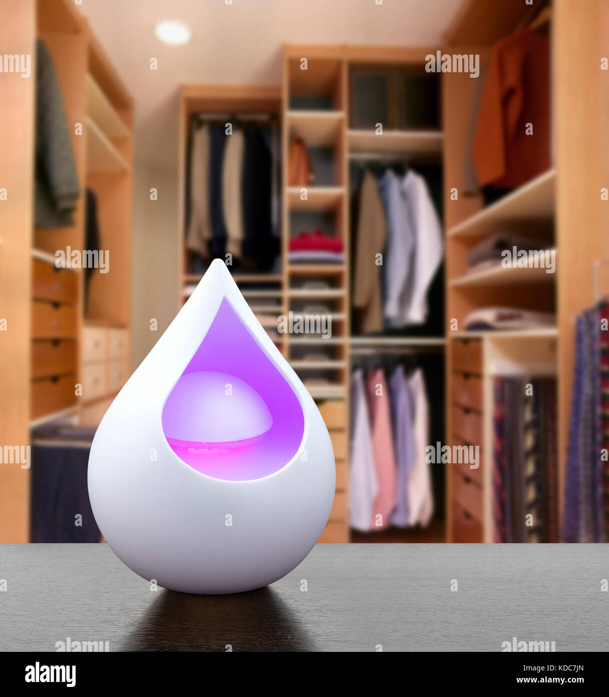 Farbige Lufterfrischer in Glas Container in der modernen Ankleidezimmer Stockfoto