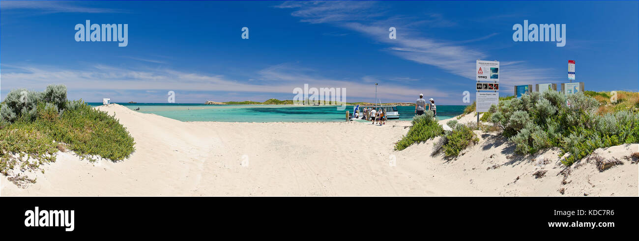 Touristen am Sandstrand an einem sonnigen Tag mit blauen Himmel, an Bord der Fähre warten Insel zu Pinguin Stockfoto