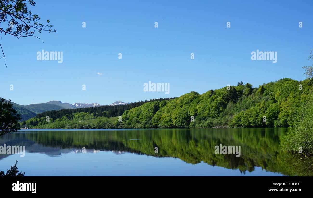 Le Lac de guery an einem sonnigen Tag im Mai - Puy-de-Dome, Frankreich Stockfoto