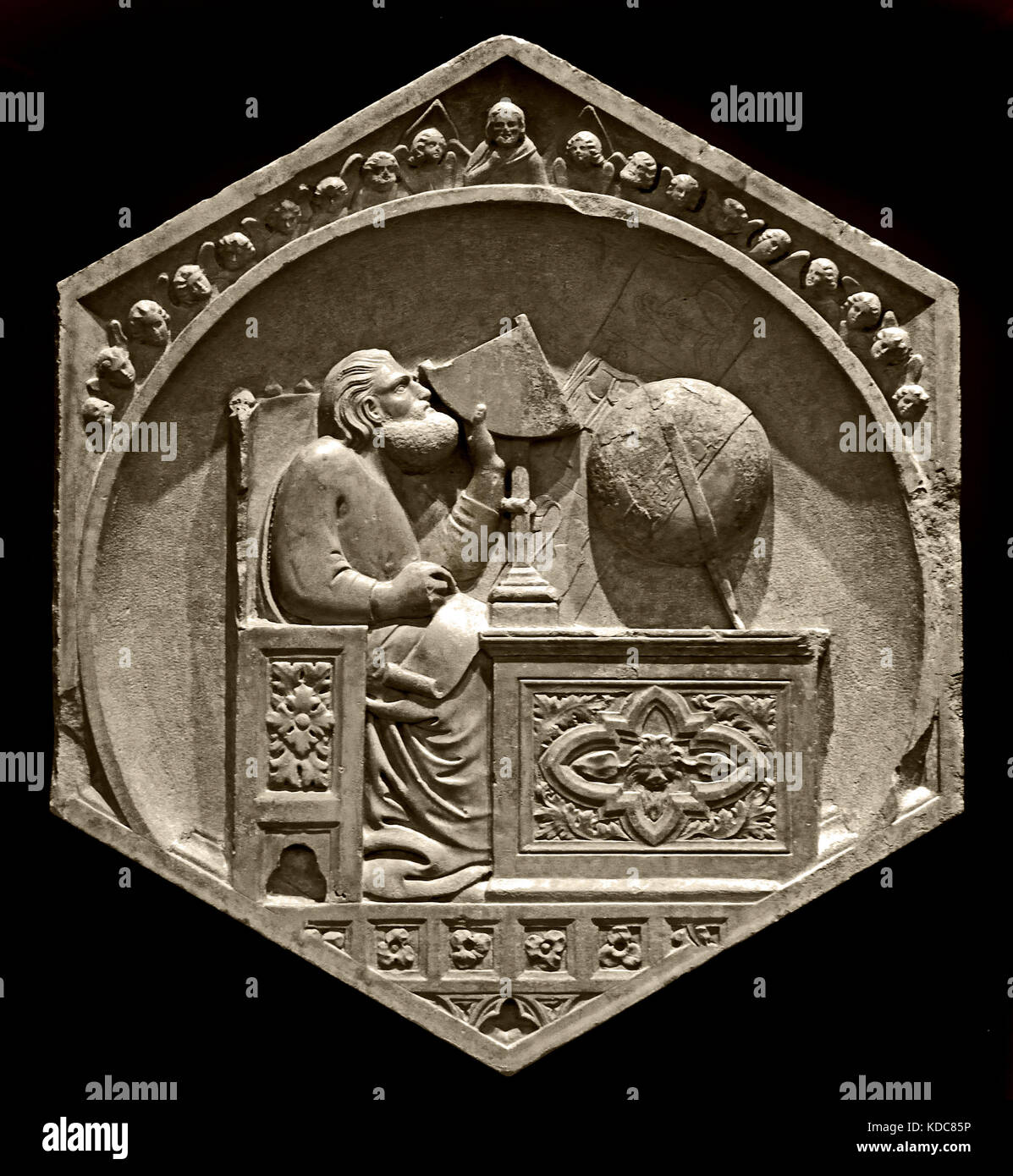 Gionitus, der Erfinder der Astronomie: Mitarbeiter von Andrea Pisano (Master der Rüstung), 1334-1336. Pisano 1290-1348 ist Architekt und Bildhauer Workshop begann etwa 1336 mit den Reliefs für die Campanile (die Kathedrale von Santa Maria del Fiore in Florenz) 1336 Florenz Italien (Museo dell'Opera del Duomo) Stockfoto